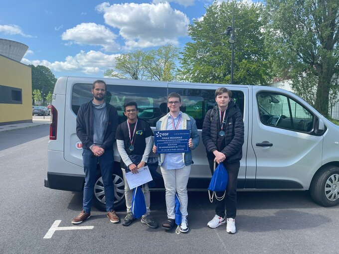 Sayeed, Eloun et Baptiste accompagné de leur enseignant Sébastien Guivarc'h après leur 2ème place académique à Quimper le 16 juin.